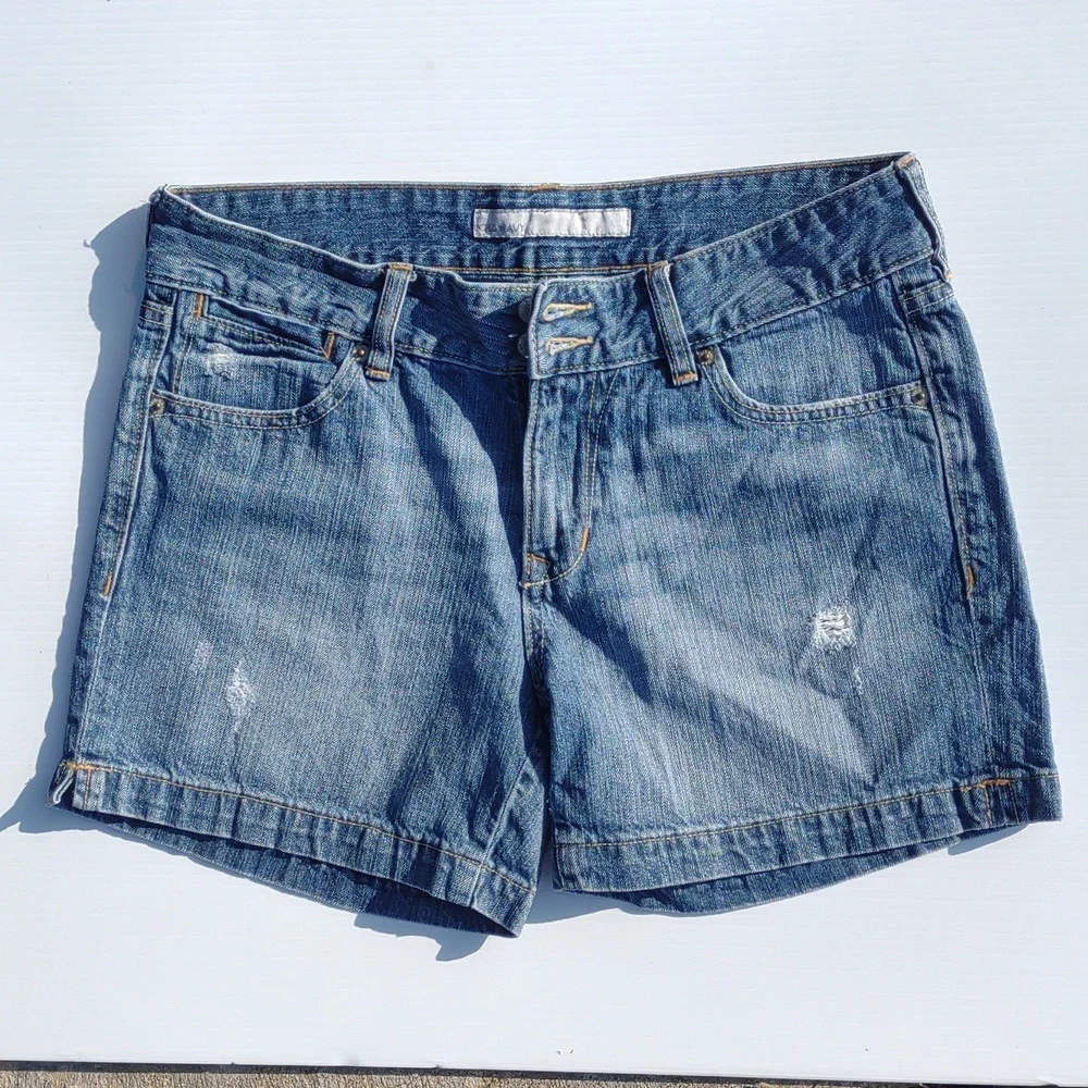 🌜OLD NAVY Mid-Rise Distressed Shorts in Medium Dark Wash - Picture 4 of 16